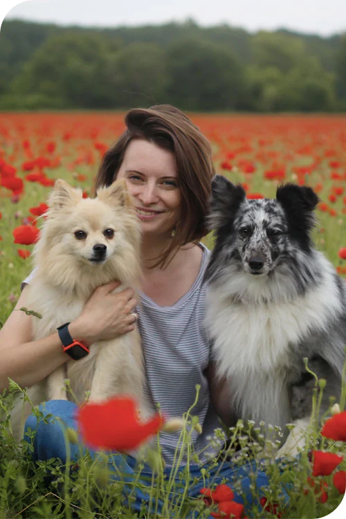 Lila Gaillardot avec ses chiens Joey et Nebka